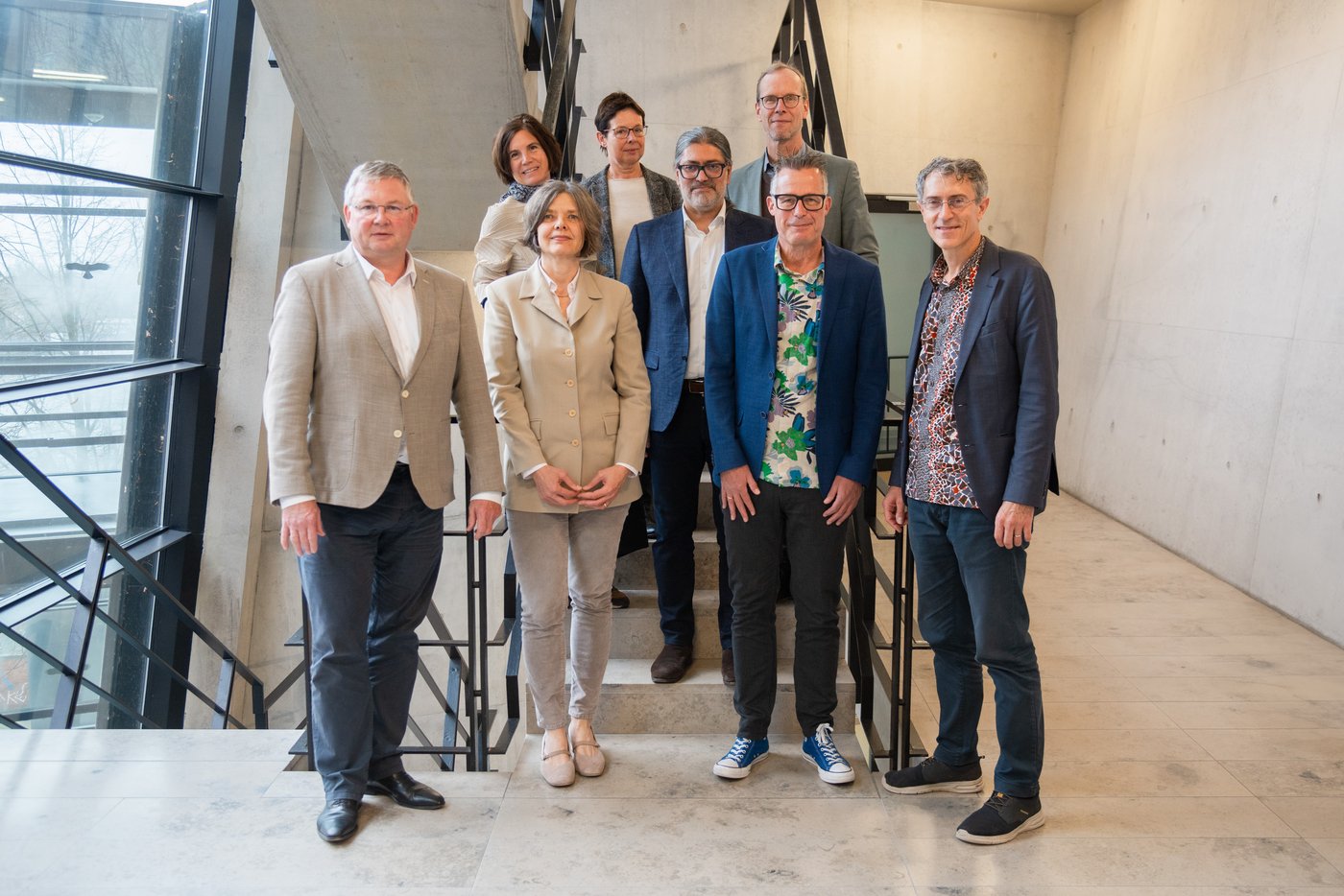 Der Wissenschaftliche Beirat des BNITM im Jahr 2023 Eine Gruppe erfahrener Frauen und Männer in einem modernen Treppenhaus