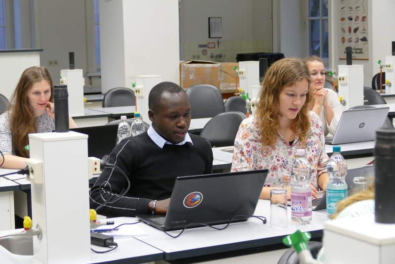 In the course room A group of international students solve tasks on their laptop in a learning lab.